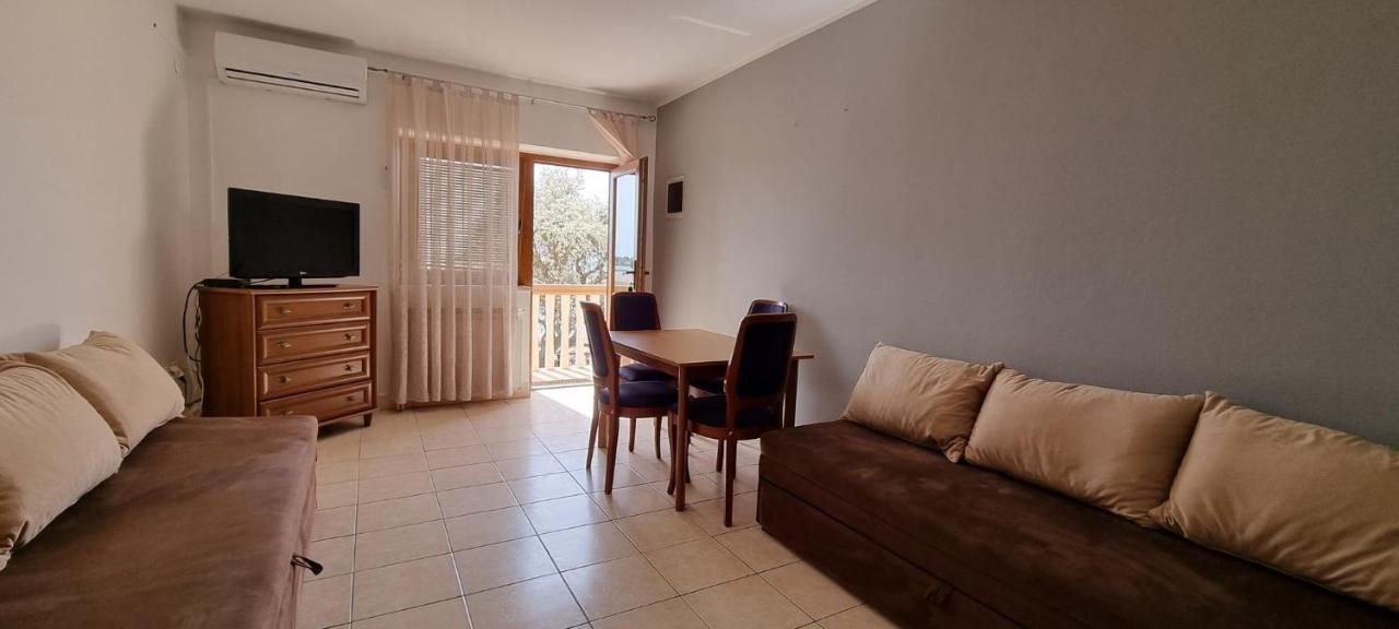 Apartments Mark - 10 M From Sea Medulin Exterior foto